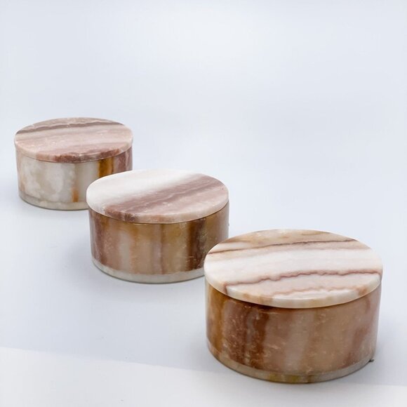 Onyx Round Box, Handcrafted with Natural Earth Tones and Natural Veining - Picture 4 of 10